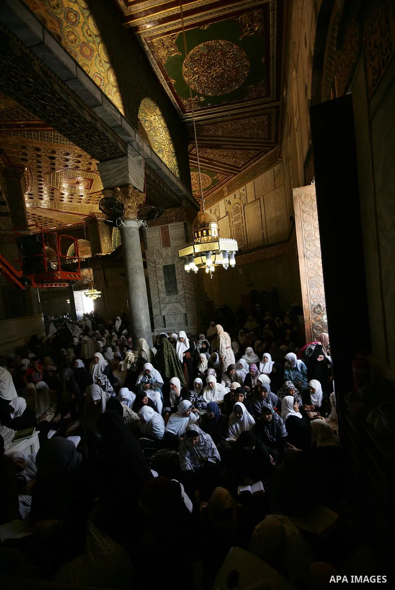 Palestinians Muslims pray in front of the Dome of the Rock on the compound known to Muslims as al-Haram al-Sharif during the first Friday of the holy month of Ramadan in Jerusalem's Old City August 5, 2011. Muslims aroun...