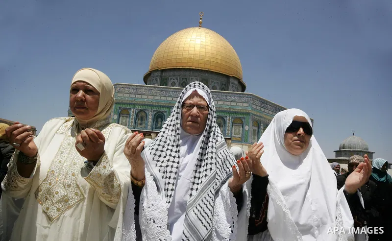 Palestinians Muslims pray in front of the Dome of the Rock on the compound known to Muslims as al-Haram al-Sharif during the first Friday of the holy month of Ramadan in Jerusalem's Old City August 5, 2011. Muslims aroun...