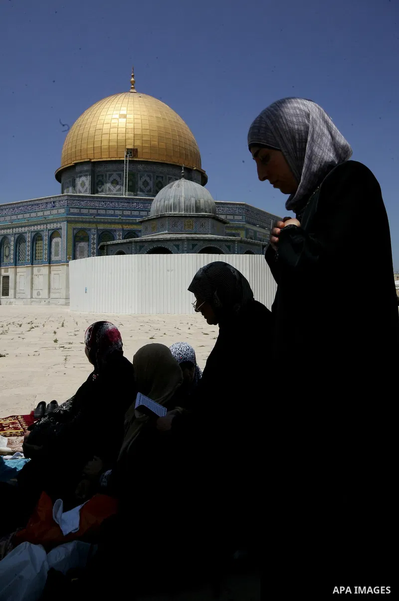 Palestinians Muslims pray in front of the Dome of the Rock on the compound known to Muslims as al-Haram al-Sharif during the first Friday of the holy month of Ramadan in Jerusalem's Old City August 5, 2011. Muslims aroun...