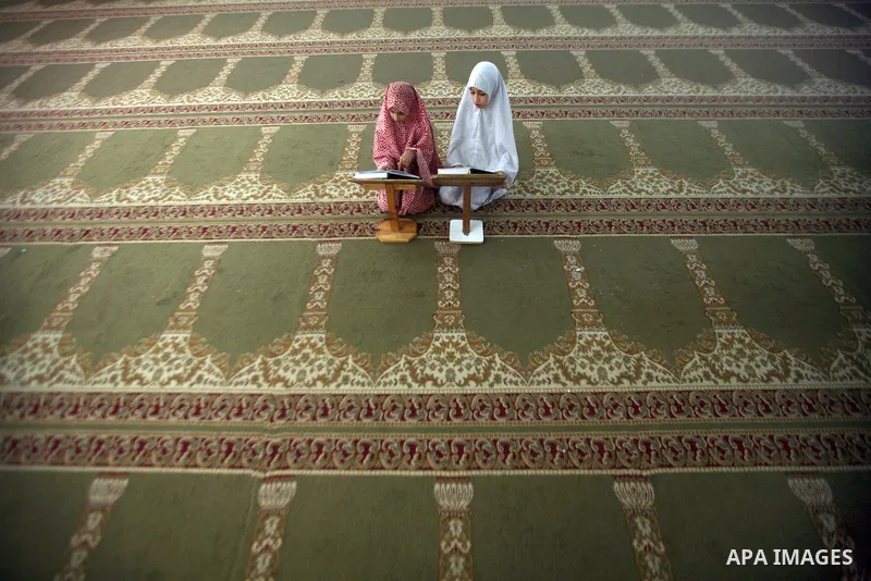 Palestinian Muslim girls read the holy Koran during a mass Koran reading session at a mosque in Gaza City, Gaza Strip, 07 August 2011. Muslims around the world are observing the fasting month of Ramadan during which they...