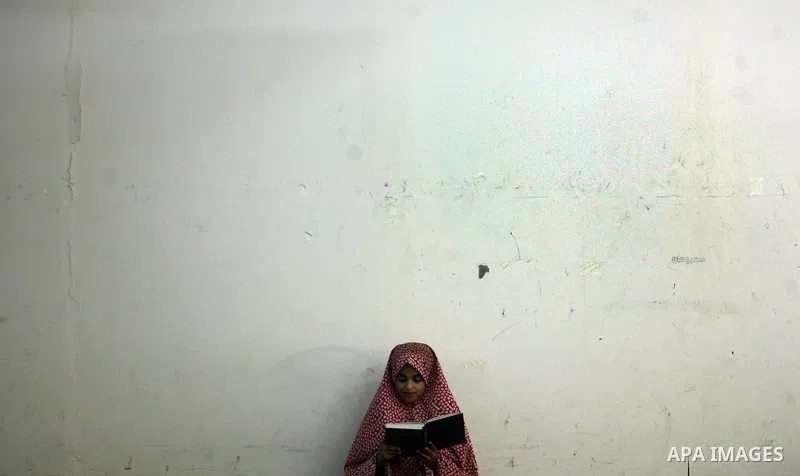 Palestinian Muslim girls read the holy Koran during a mass Koran reading session at a mosque in Gaza City, Gaza Strip, 07 August 2011. Muslims around the world are observing the fasting month of Ramadan during which they...