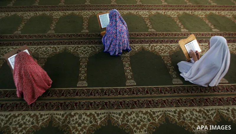 Palestinian Muslim girls read the holy Koran during a mass Koran reading session at a mosque in Gaza City, Gaza Strip, 07 August 2011. Muslims around the world are observing the fasting month of Ramadan during which they...