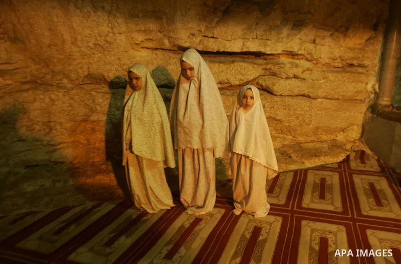 Palestinian Muslims girls perfom praying in al Aqsa mosque in the old city of Jerusalem. Muslims around the world abstain from eating, drinking and conducting sexual relations from sunrise to sunset during Ramadan, the h...