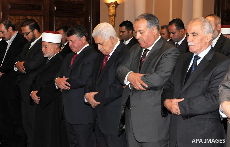 Palestinian President Mahmoud Abbas (Abu Mazen)during the Maghrib prayer with the Majesty King Abdullah II in Amman on Aug. 9, 2011. Photo by Thaer Ganaim