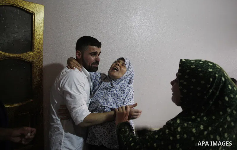 Palestinians welcome back of prisoner Belal Baker released from Israeli prisons at the Erez checkpoint in the northern Gaza Strip, following their release at the Erez crossing by Israeli border police, 15 August 2011. In...