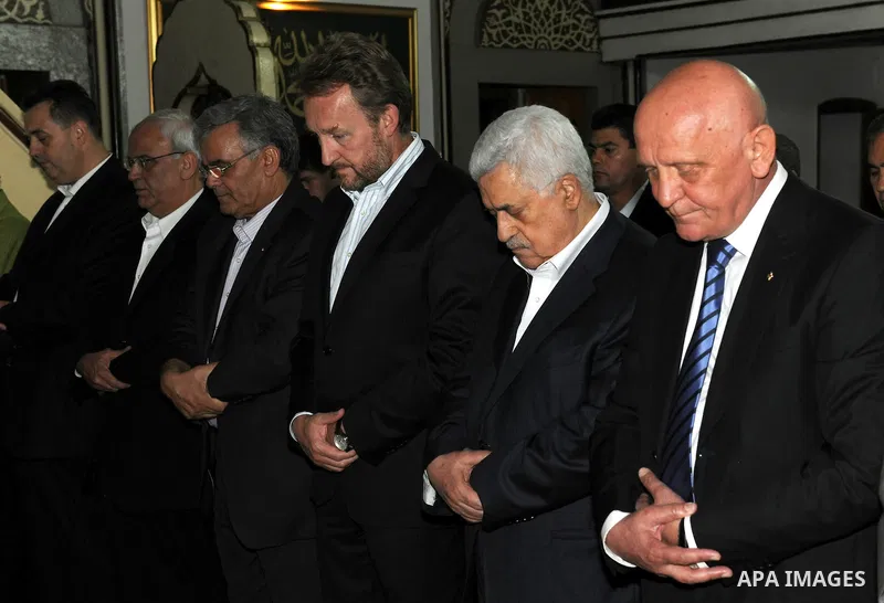 Palestinian President Mahmoud Abbas (Abu Mazen) during the Maghrib prayer in the city of Sarajevo on Aug. 15, 2011. Photo by Thaer Ganaim
