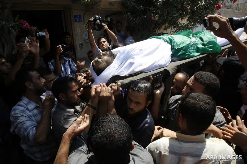 Palestinian mourners carry the body of Moussa Shtewi during his funeral in Gaza City on August 16, 2011 after he was killed and seven injured by overnight Israeli air strikes across the Gaza Strip, Palestinian medics sai...
