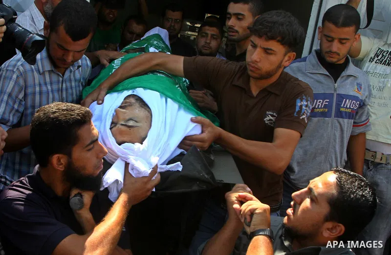 Palestinian mourners carry the body of Moussa Shtewi during his funeral in Gaza City on August 16, 2011 after he was killed and seven injured by overnight Israeli air strikes across the Gaza Strip, Palestinian medics sai...
