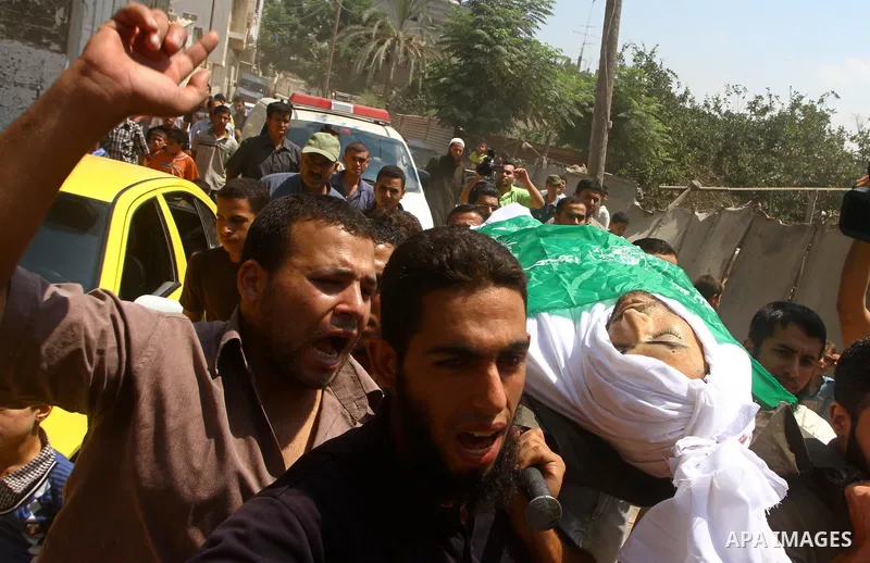 Palestinian mourners carry the body of Moussa Shtewi during his funeral in Gaza City on August 16, 2011 after he was killed and seven injured by overnight Israeli air strikes across the Gaza Strip, Palestinian medics sai...