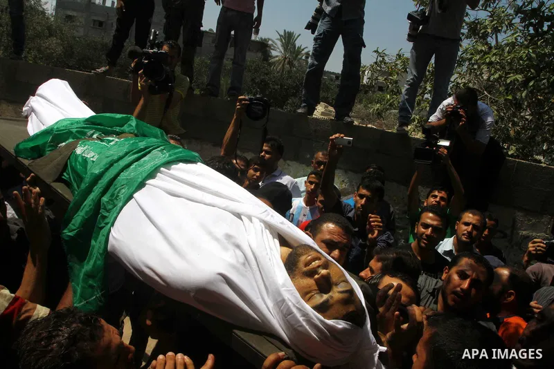 Palestinian mourners carry the body of Moussa Shtewi during his funeral in Gaza City on August 16, 2011 after he was killed and seven injured by overnight Israeli air strikes across the Gaza Strip, Palestinian medics sai...