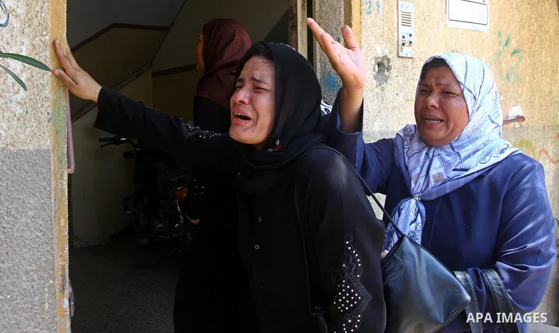 Palestinian relatives cry during the funeral of Moussa Shtewi in Gaza City on August 16, 2011 after he was killed and seven injured by overnight Israeli air strikes across the Gaza Strip, Palestinian medics said. The Isr...