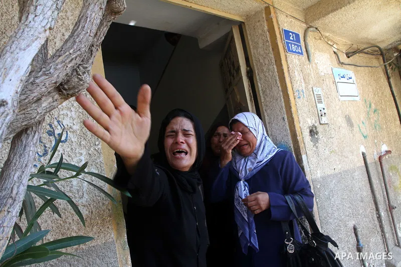Palestinian relatives cry during the funeral of Moussa Shtewi in Gaza City on August 16, 2011 after he was killed and seven injured by overnight Israeli air strikes across the Gaza Strip, Palestinian medics said. The Isr...