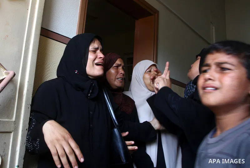 Palestinian relatives cry during the funeral of Moussa Shtewi in Gaza City on August 16, 2011 after he was killed and seven injured by overnight Israeli air strikes across the Gaza Strip, Palestinian medics said. The Isr...