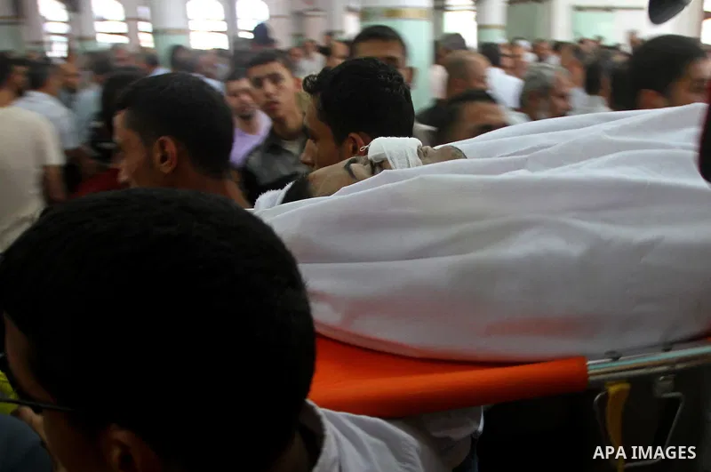 Palestinian mourners carry the body of Saed al Majdalawa during his funeral in the central Gaza Strip refugee camp of Nusseirat on August 17, 2011 a day after Israeli troops shot and killed him as he came near to the bor...