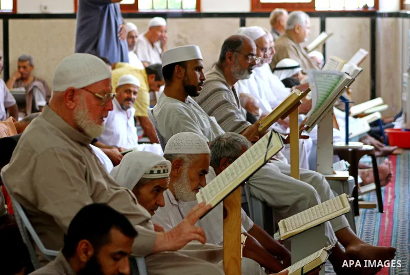 Palestinian Muslim worshipers read the Koran during the holy month of Ramadan at Al-Qassam mosque in Al-Nusairat refugee camp in the central Gaza Strip, on 17 August 2011. Muslims all over the world are observing the Hol...