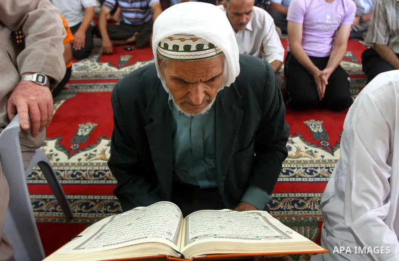 Palestinian Muslim worshipers read the Koran during the holy month of Ramadan at Al-Qassam mosque in Al-Nusairat refugee camp in the central Gaza Strip, on 17 August 2011. Muslims all over the world are observing the Hol...