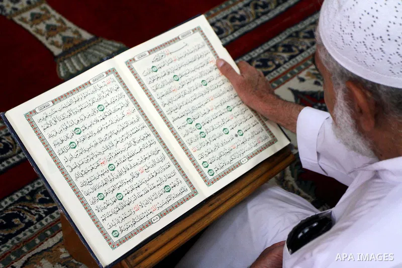 Palestinian Muslim worshipers read the Koran during the holy month of Ramadan at Al-Qassam mosque in Al-Nusairat refugee camp in the central Gaza Strip, on 17 August 2011. Muslims all over the world are observing the Hol...