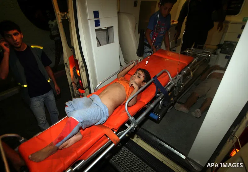 Palestinians transport an injured child to Al-Shifa hospital, after an overnight Israeli air strike, in Gaza City August 19, 2011. Israeli aircraft struck Hamas security installations in Gaza on Friday, killing at least...