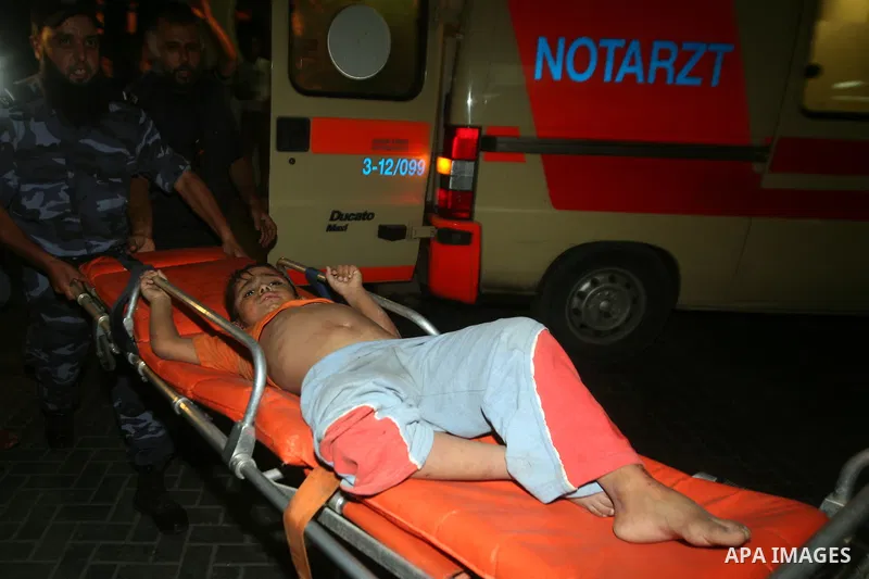 Palestinians transport an injured child to Al-Shifa hospital, after an overnight Israeli air strike, in Gaza City August 19, 2011. Israeli aircraft struck Hamas security installations in Gaza on Friday, killing at least...