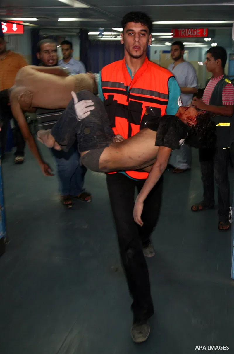 Palestinians transport an injured child to Al-Shifa hospital, after an overnight Israeli air strike, in Gaza City August 19, 2011. Israeli aircraft struck Hamas security installations in Gaza on Friday, killing at least...