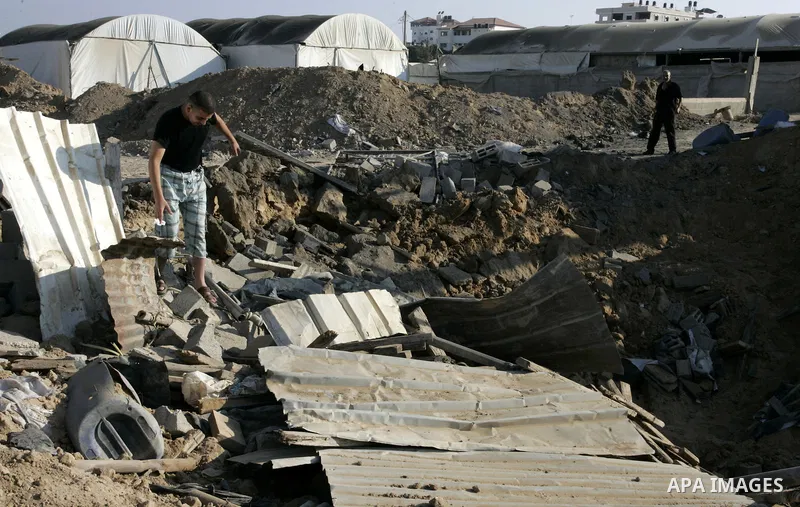 Palestinians inspect the damage to a smuggling tunnel after it was targeted in an Israeli air strike in Rafah, in the southern Gaza Strip August 19, 2011. Israeli aircraft struck Hamas security installations in Gaza on F...