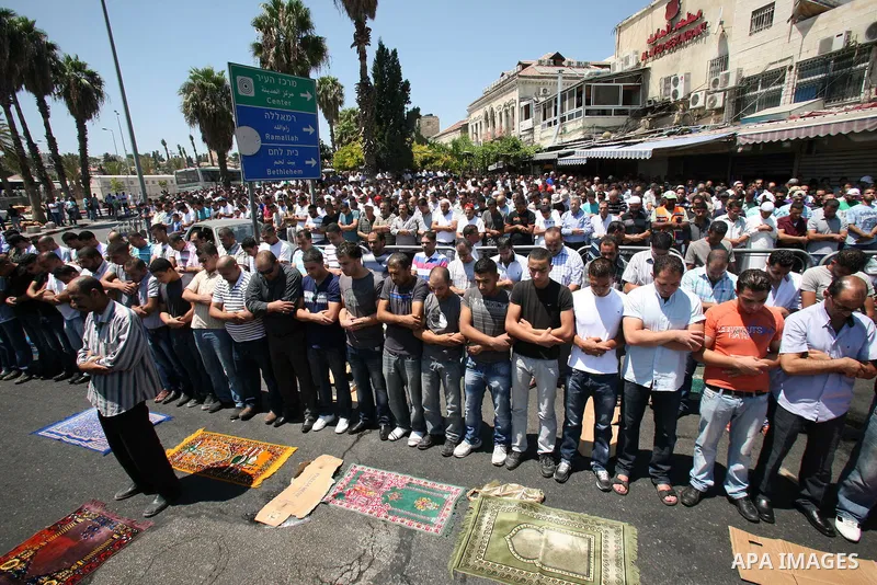 Palestinian Muslim worshipers perform the third Friday prayer of Islam's holy month of Ramadan outside Damascus Gate in Jerusalem's Old City 'on August 19, 2011. Photo by MUAMMAR AWAD