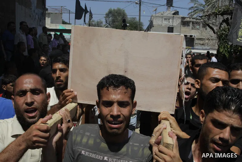 Palestinian mourners carry the coffins of Moataz Qreqa, a commander of Islamic Jihad's Al-Quds Brigade, and his brother during their funeral in Gaza City on August 20, 2011 after Israeli planes launched air strikes in Ga...
