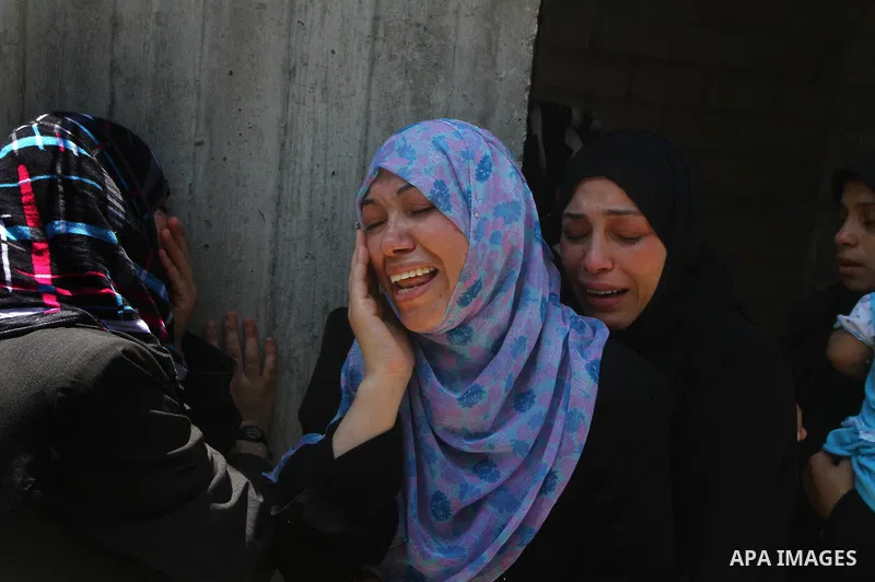 Relatives of Palestinian Islamic Jihad militant Anwar Isleem mourn during his funeral in Bureij Refugee Camp in central Gaza Strip on August 20, 2011. Anwar Isleem and Emad Abu Aabdeh were killed during an Israeli airstr...