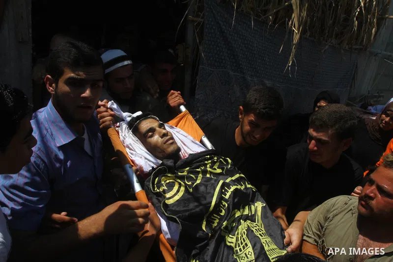 Palestinian mourners carry the body of Anwar Isleem, a commander in the Islamic Jihad militant during his funeral in Bureij Refugee Camp in central Gaza Strip on August 20, 2011 Anwar Isleem and Emad Abu Aabdeh were kill...