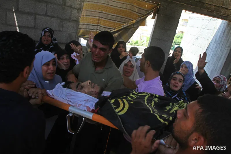 Palestinian mourners carry the body of Anwar Isleem, a commander in the Islamic Jihad militant during his funeral in Bureij Refugee Camp in central Gaza Strip on August 20, 2011 Anwar Isleem and Emad Abu Aabdeh were kill...