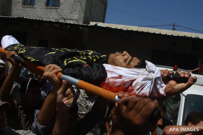 Palestinian mourners carry the body of Anwar Isleem, a commander in the Islamic Jihad militant during his funeral in Bureij Refugee Camp in central Gaza Strip on August 20, 2011 Anwar Isleem and Emad Abu Aabdeh were kill...