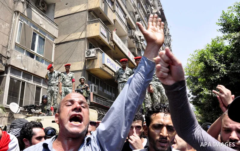 Protesters demonstrate against Israel in front of the Israeli embassy in Cairo, capital of Egypt, August 20, 2011. The Egyptian government has decided to recall the country's diplomatic envoy to Israel after the killings...