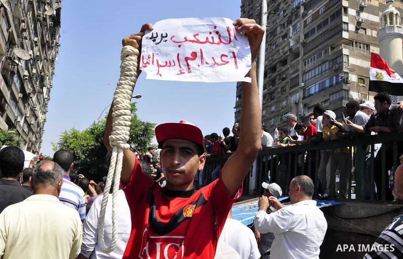Protesters demonstrate against Israel in front of the Israeli embassy in Cairo, capital of Egypt, August 20, 2011. The Egyptian government has decided to recall the country's diplomatic envoy to Israel after the killings...