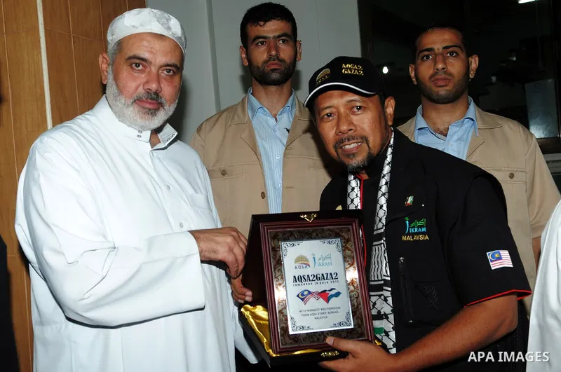 Palestinian Prime Minister in Gaza Strip, Ismail Haniya meets with a Malaysian delegation at mosque in Gaza city on August 24,2011. Photo by Ahmad Shaat