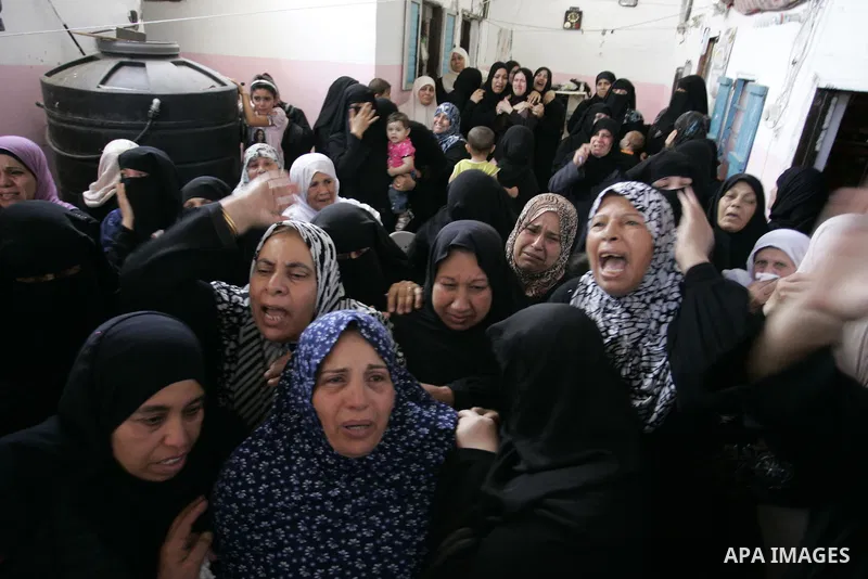 Relatives of Palestinian Hisham Abu Harb mourn during his funeral in Rafah in the southern Gaza Strip on August 25, 2011. A days-old truce announced by Gaza militants appeared to be fast unravelling after 24 hours of air...
