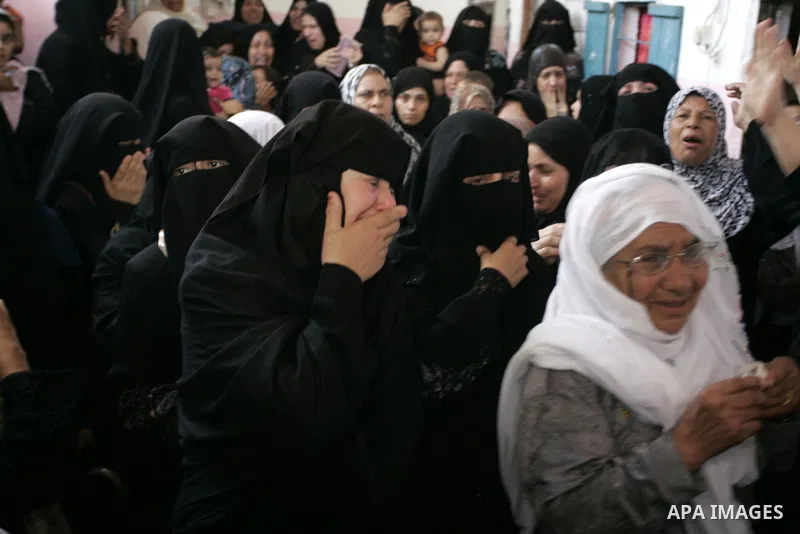 Relatives of Palestinian Hisham Abu Harb mourn during his funeral in Rafah in the southern Gaza Strip on August 25, 2011. A days-old truce announced by Gaza militants appeared to be fast unravelling after 24 hours of air...