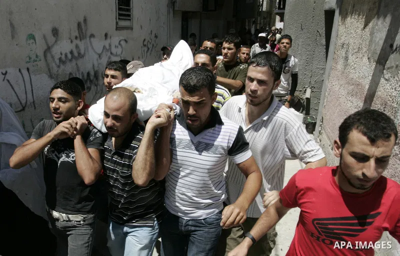 Mourners carry the body of Palestinian Hisham Abu Harb during his funeral in Rafah in the southern Gaza Strip on August 25, 2011. A days-old truce announced by Gaza militants appeared to be fast unravelling after 24 hour...