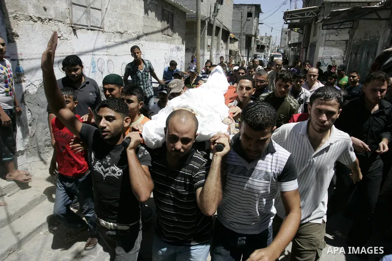 Mourners carry the body of Palestinian Hisham Abu Harb during his funeral in Rafah in the southern Gaza Strip on August 25, 2011. A days-old truce announced by Gaza militants appeared to be fast unravelling after 24 hour...