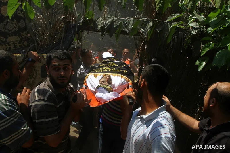 Palestinian mourners carry the body of Islamic Jihad militant Atteya Mqat during his funeral in Gaza City on Aug. 25, 2011. Mqat was killed early Wednesday in Israeli airstrike in Gaza. Photo by Ashraf Amra