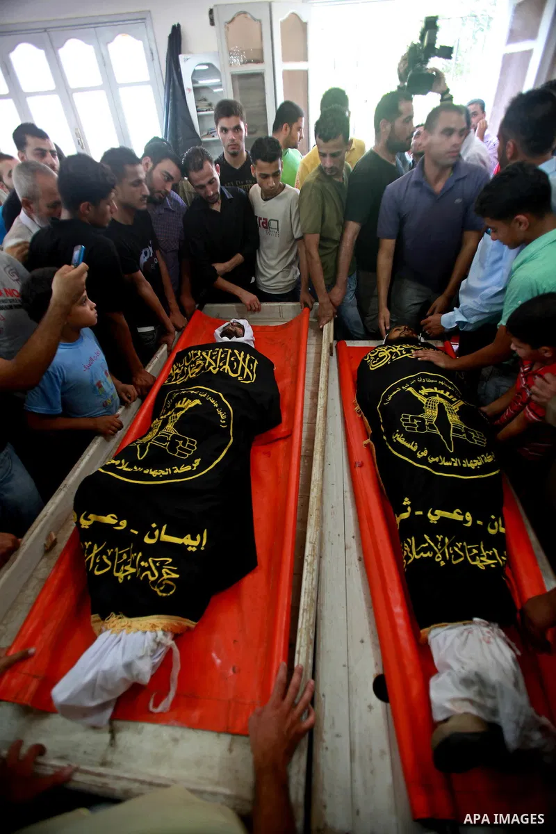 Palestinian relatives mourn over the bodies of Islamic Jihad militants Alaa Hamdan and Saleem al-Arabid during their funeral in Gaza City on August, 26,2011 after Palestinian groups in the Gaza Strip agreed on a new ceas...