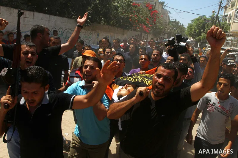 Palestinian mourners carry the body of Islamic Jihad militant Saleem al-Arabid during his funeral in Gaza City on August 26, 2011on August, 26,2011 after Palestinian groups in the Gaza Strip agreed on a new ceasefire aft...