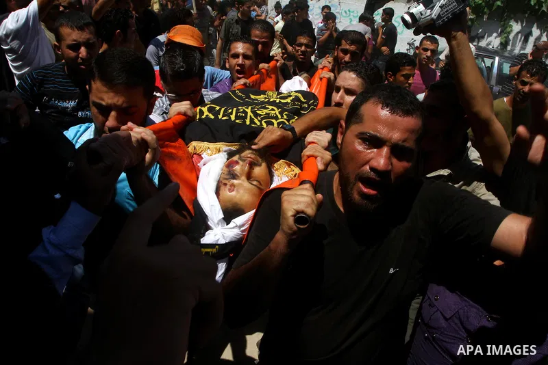 Palestinian mourners carry the body of Islamic Jihad militant Saleem al-Arabid during his funeral in Gaza City on August 26, 2011on August, 26,2011 after Palestinian groups in the Gaza Strip agreed on a new ceasefire aft...