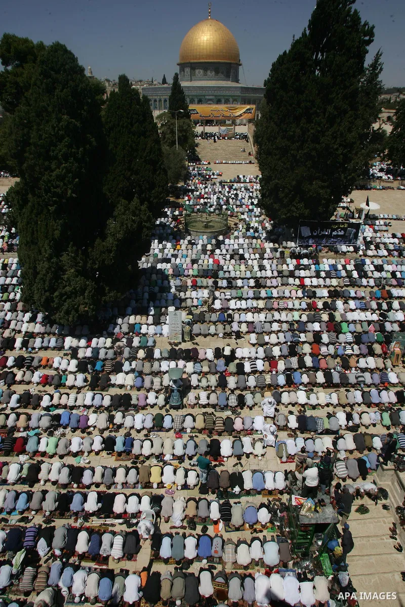Muslims pray outside the Dome of the Rock mosque situated in the al-Aqsa mosque compound, Islam's third most holy site, on August 26, 2011, in Israeli annexed east Jerusalem, on the last Friday of the Islamic holy month...
