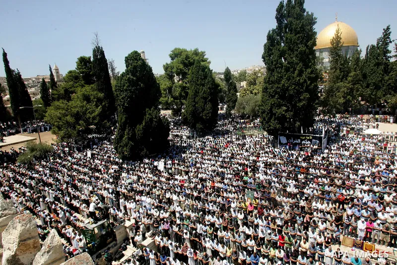 Muslims pray outside the Dome of the Rock mosque situated in the al-Aqsa mosque compound, Islam's third most holy site, on August 26, 2011, in Israeli annexed east Jerusalem, on the last Friday of the Islamic holy month...