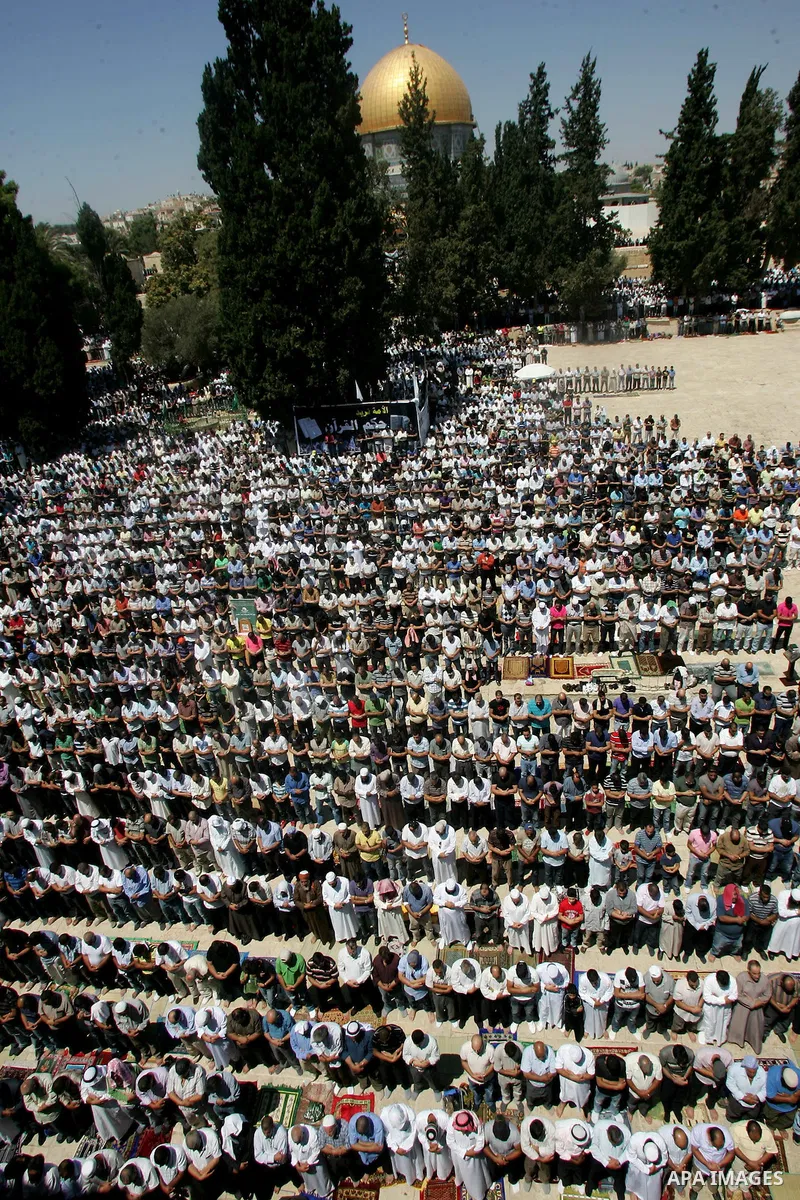 Muslims pray outside the Dome of the Rock mosque situated in the al-Aqsa mosque compound, Islam's third most holy site, on August 26, 2011, in Israeli annexed east Jerusalem, on the last Friday of the Islamic holy month...