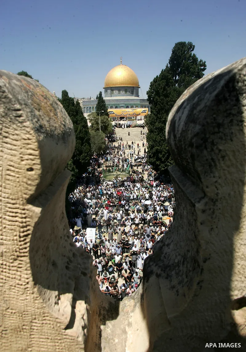 Muslims pray outside the Dome of the Rock mosque situated in the al-Aqsa mosque compound, Islam's third most holy site, on August 26, 2011, in Israeli annexed east Jerusalem, on the last Friday of the Islamic holy month...