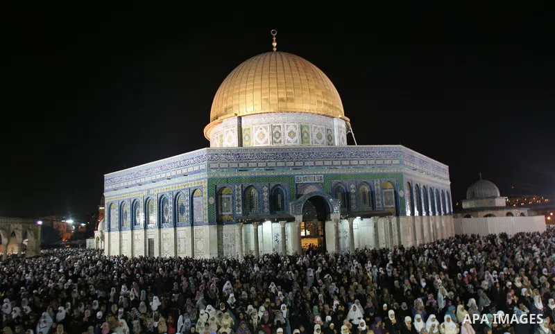 Palestinian muslim worshippers pray outside the Dome of the Rock in the Al-Aqsa Mosque compound in Jerusalem's Old City during the Islamic anniversary Lailat al-Qader, also known as the Night of Power, on August 27, 2011...