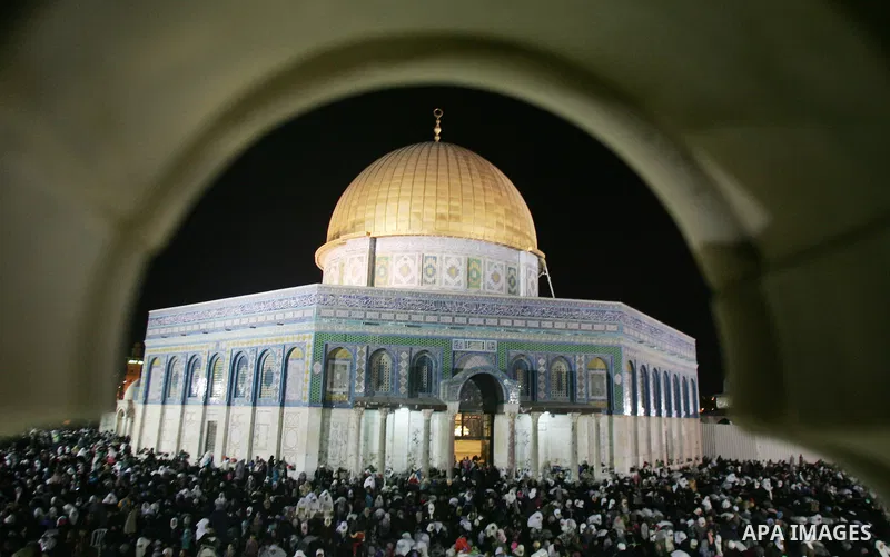 Palestinian muslim worshippers pray outside the Dome of the Rock in the Al-Aqsa Mosque compound in Jerusalem's Old City during the Islamic anniversary Lailat al-Qader, also known as the Night of Power, on August 27, 2011...