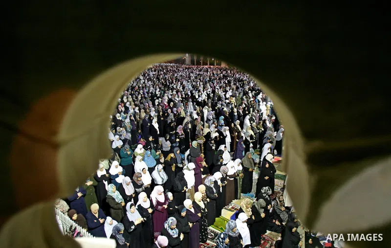 Palestinian muslim worshippers pray outside the Dome of the Rock in the Al-Aqsa Mosque compound in Jerusalem's Old City during the Islamic anniversary Lailat al-Qader, also known as the Night of Power, on August 27, 2011...