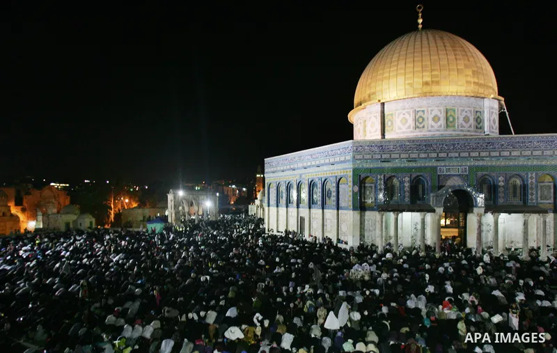 Palestinian muslim worshippers pray outside the Dome of the Rock in the Al-Aqsa Mosque compound in Jerusalem's Old City during the Islamic anniversary Lailat al-Qader, also known as the Night of Power, on August 27, 2011...